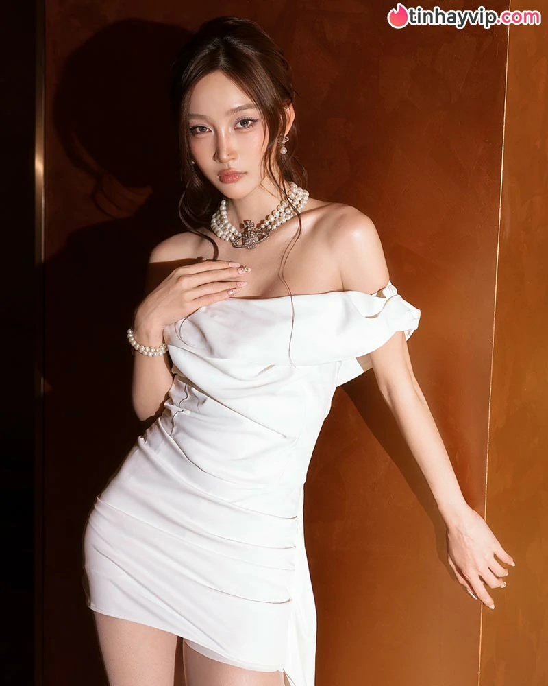 Nữ ca sĩ Juky San xả kho loạt ảnh khoe khéo vòng eo con kiến hút hồn mọi ánh nhìn