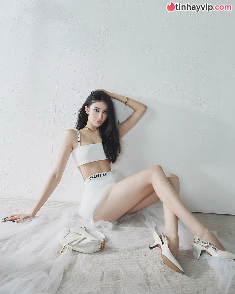 Linh Trương tung bộ ảnh du lịch sang chảnh, tôn trọn vóc dáng quyến rũ ở tuổi 25