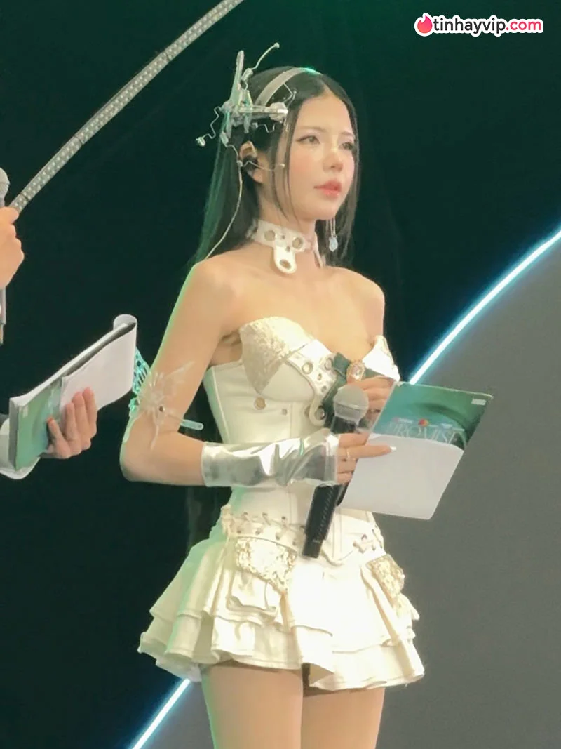 Mai Dora khá thành công trong lĩnh vực MC cho các sự kiện liên quan đến LMHT