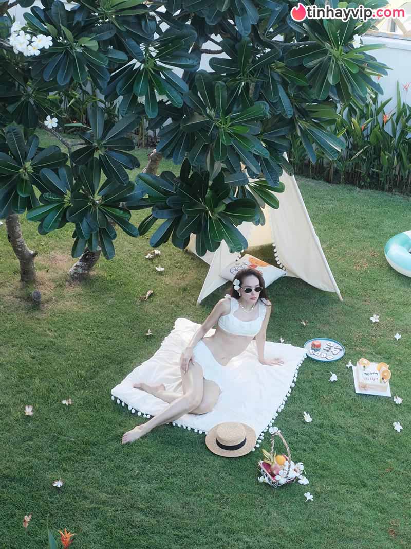 Minh Hằng diện bikini khoe body mướt mắt, sắc vóc tuổi 39 đỉnh thế nào mà CĐM rần rần?