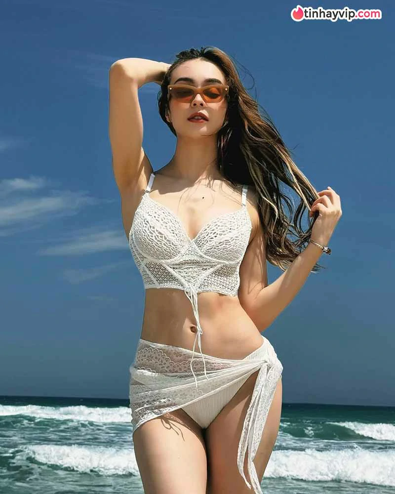 MLee khoe vẻ quyến rũ khó rời mắt trong bộ ảnh bikini