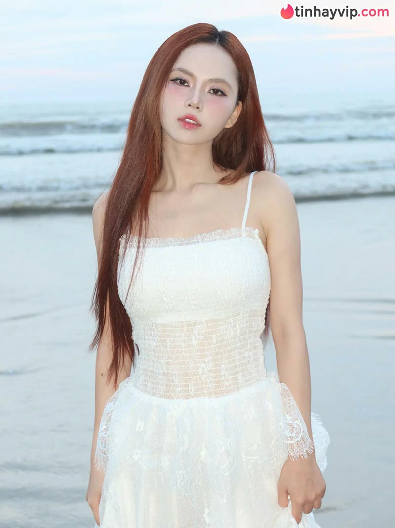Ngô Lan Hương gây bão với loạt khoảnh khắc quyến rũ bên bờ biển