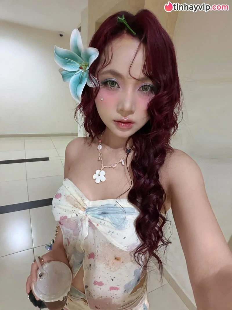 Ngô Lan Hương gây bão với loạt khoảnh khắc quyến rũ bên bờ biển