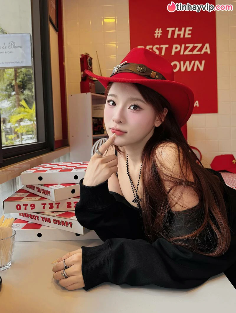 Sắc vóc gợi cảm của hot TikToker Ngọc Kem trong loạt ảnh du lịch mới nhất
