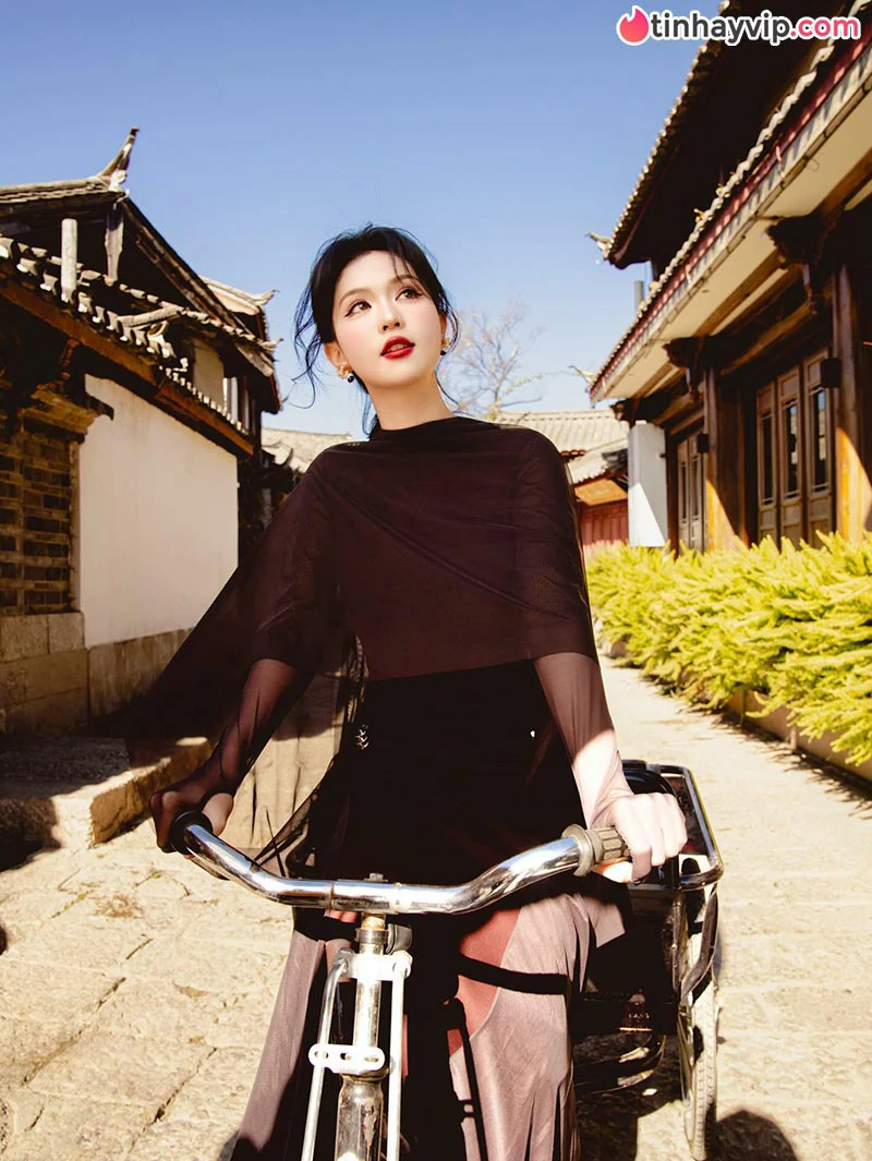 Ngọc Trinh hóa búp bê kẹo ngọt khoe trọn đường cong quyến rũ