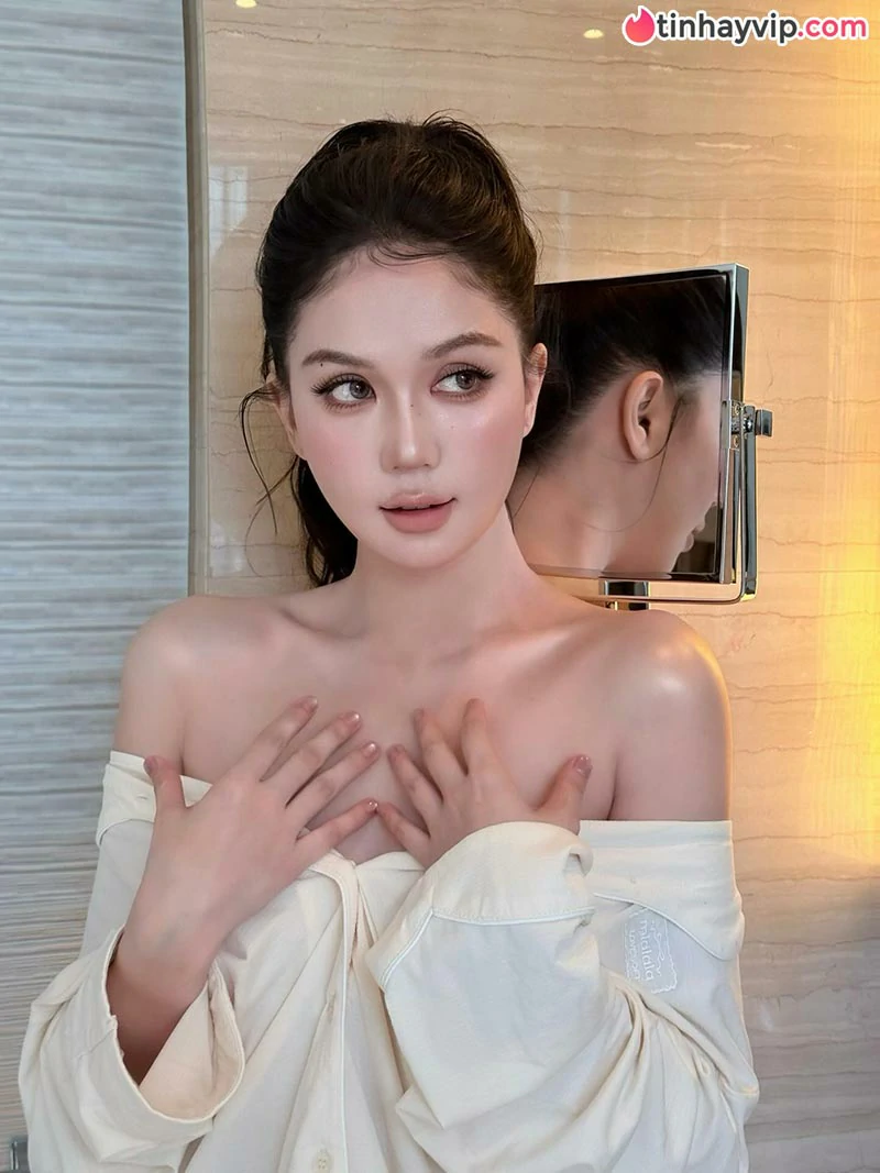 Ngọc Trinh hóa búp bê kẹo ngọt khoe trọn đường cong quyến rũ