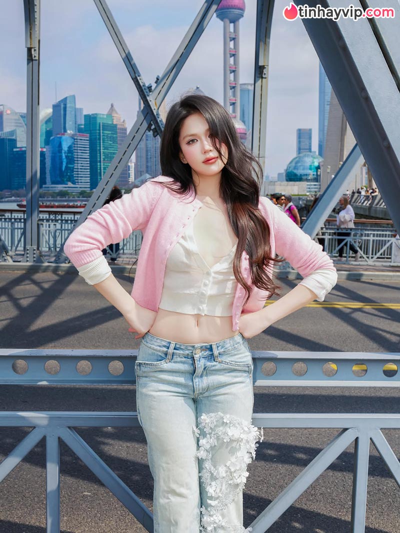 Ngọc Trinh hóa búp bê kẹo ngọt khoe trọn đường cong quyến rũ
