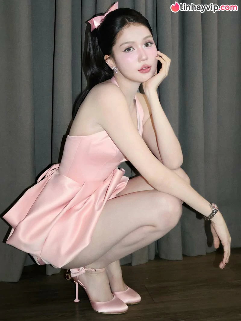 Ngọc Trinh hóa búp bê kẹo ngọt khoe trọn đường cong quyến rũ