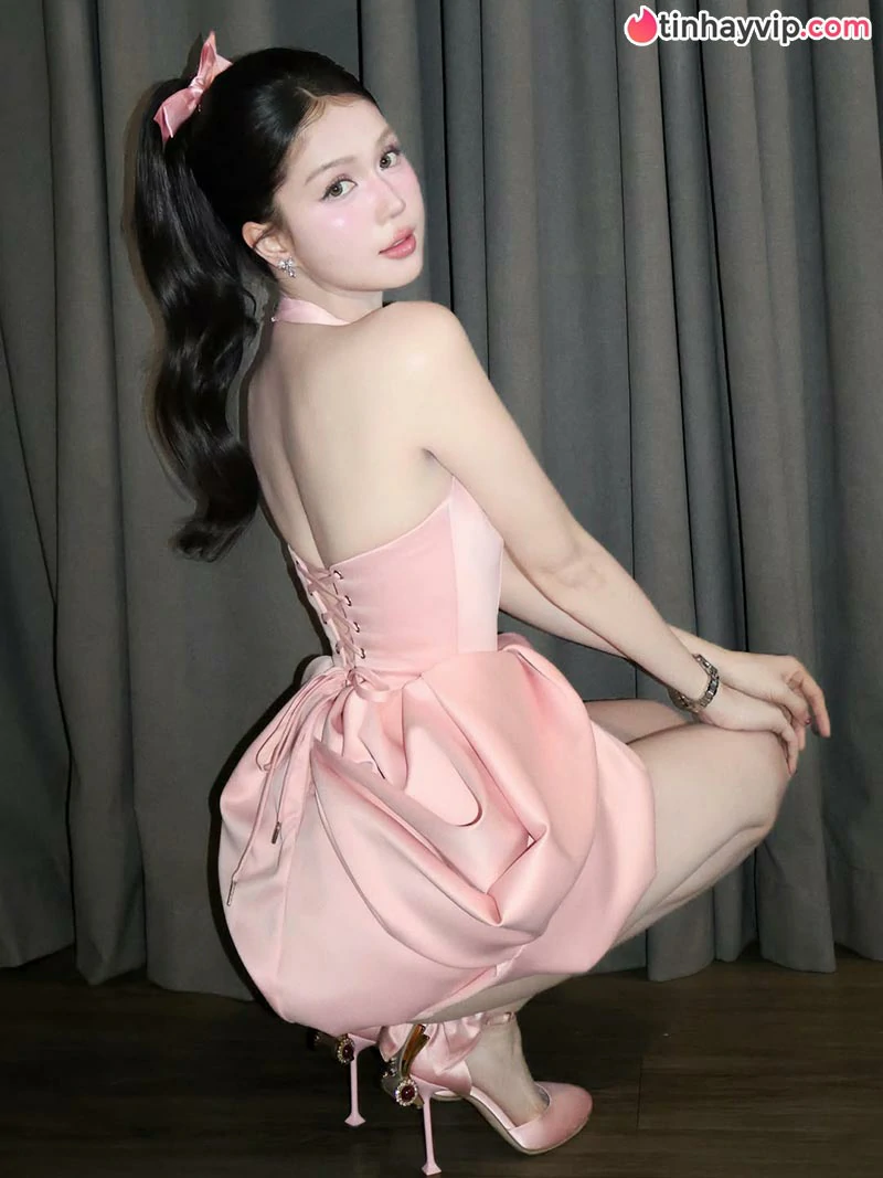 Ngọc Trinh hóa búp bê kẹo ngọt khoe trọn đường cong quyến rũ