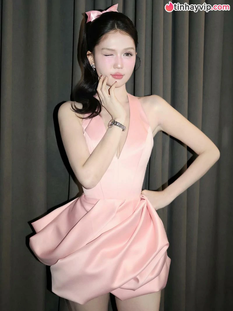 Ngọc Trinh hóa búp bê kẹo ngọt khoe trọn đường cong quyến rũ