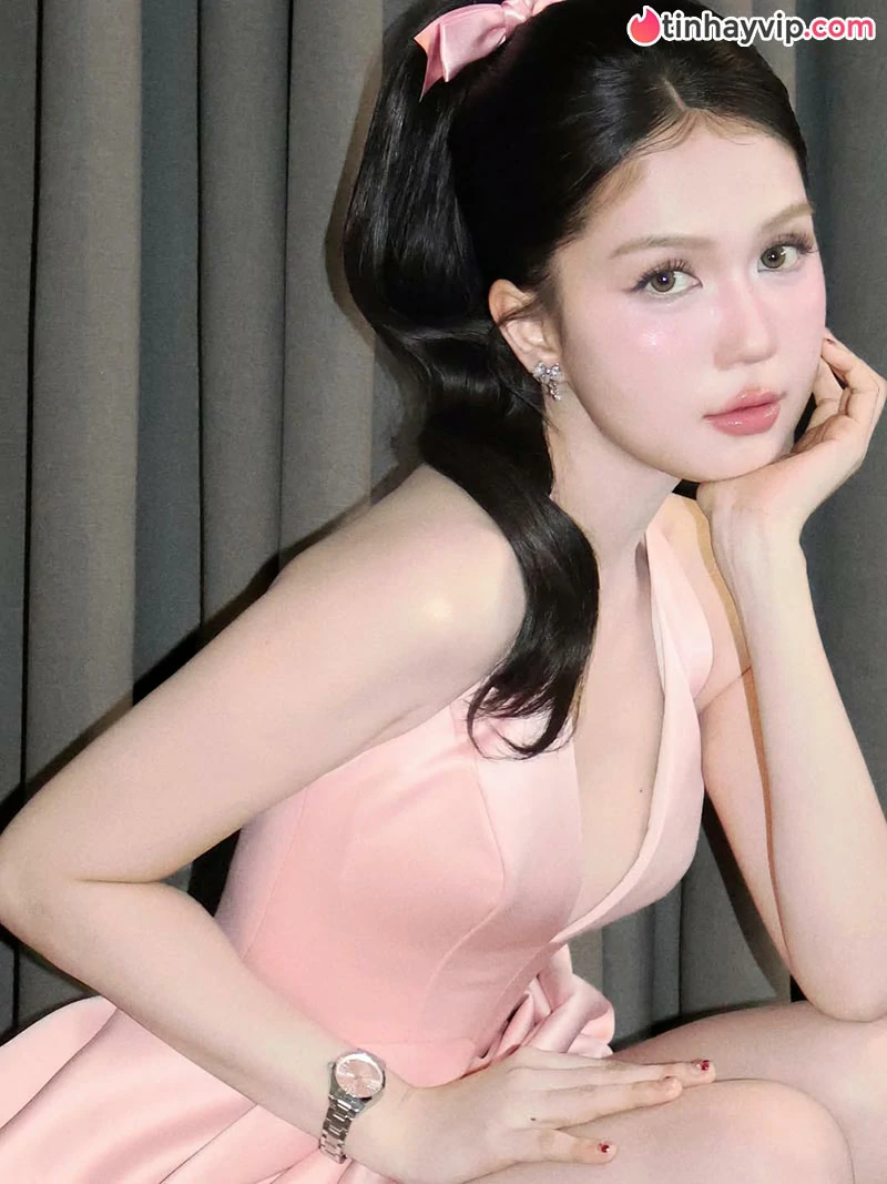 Ngọc Trinh hóa búp bê kẹo ngọt khoe trọn đường cong quyến rũ