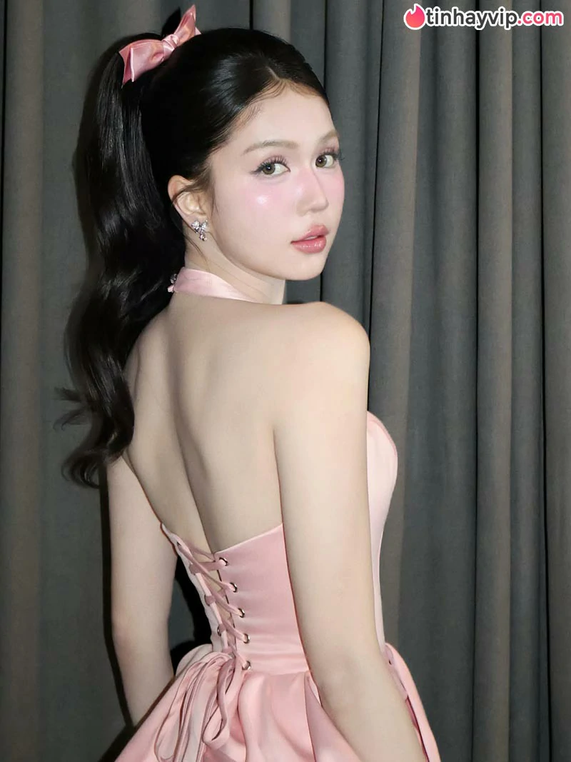 Ngọc Trinh hóa búp bê kẹo ngọt khoe trọn đường cong quyến rũ