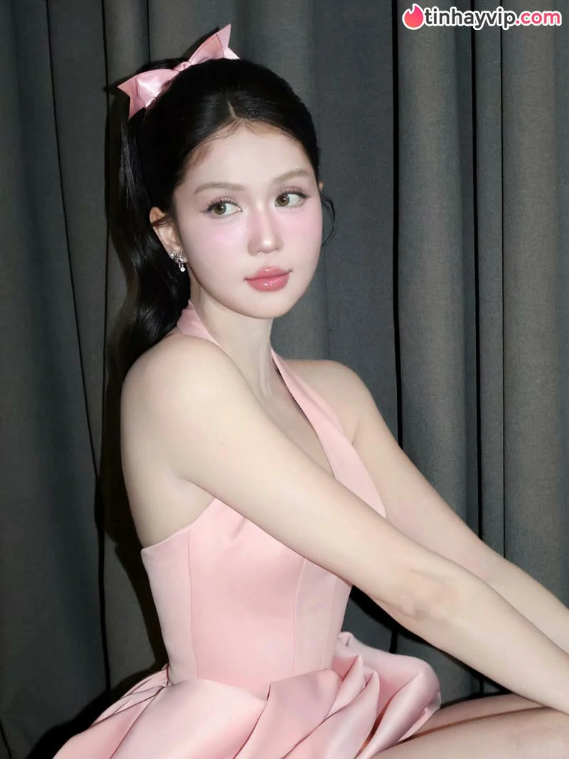 Ngọc Trinh hóa búp bê kẹo ngọt khoe trọn đường cong quyến rũ