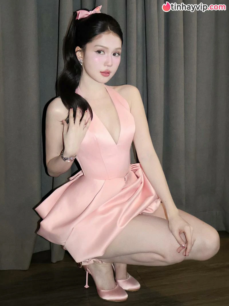 Ngọc Trinh hóa búp bê kẹo ngọt khoe trọn đường cong quyến rũ