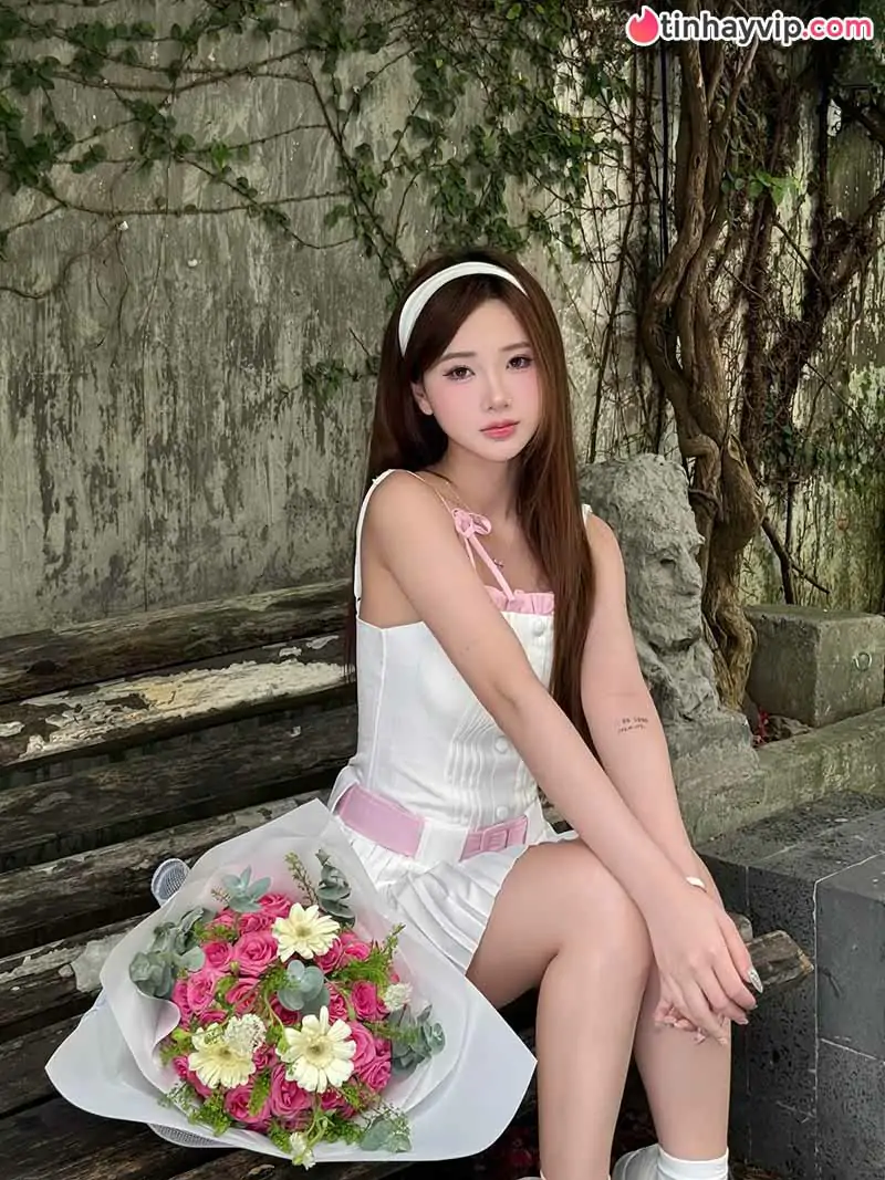 Hot TikToker Nguyễn Diệu Linh đốt cháy bãi biển với loạt ảnh bikini gợi cảm