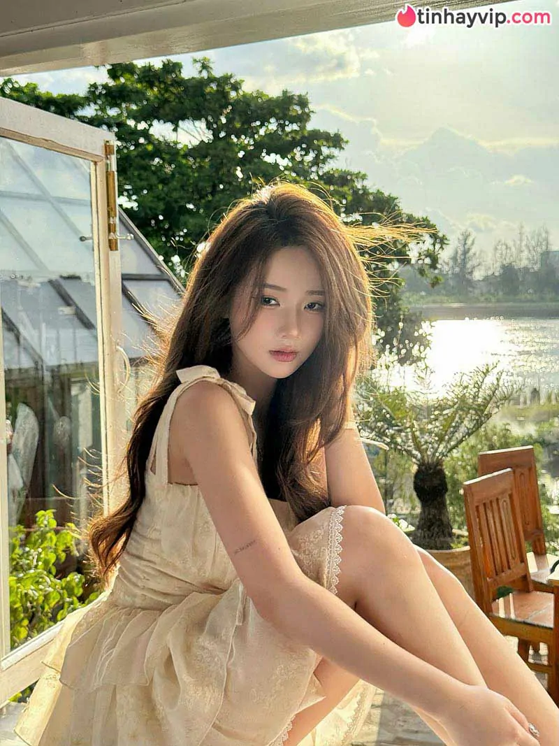 Hot TikToker Nguyễn Diệu Linh đốt cháy bãi biển với loạt ảnh bikini gợi cảm