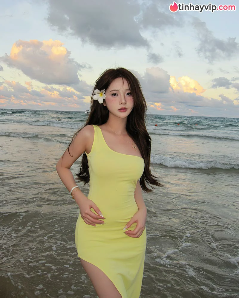 Hot TikToker Nguyễn Diệu Linh đốt cháy bãi biển với loạt ảnh bikini gợi cảm