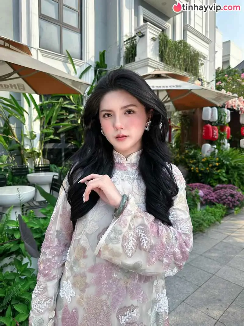 Nguyễn Hồng Khanh xả kho ảnh bốc lửa đêm muộn, visual cân trọn góc chụp cận