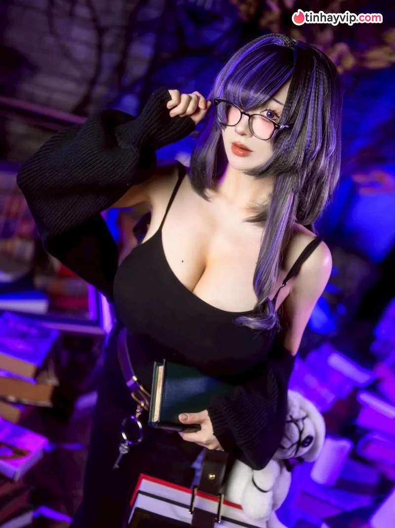 Nữ coser hút mắt trong giao diện gái xinh anime đeo kính