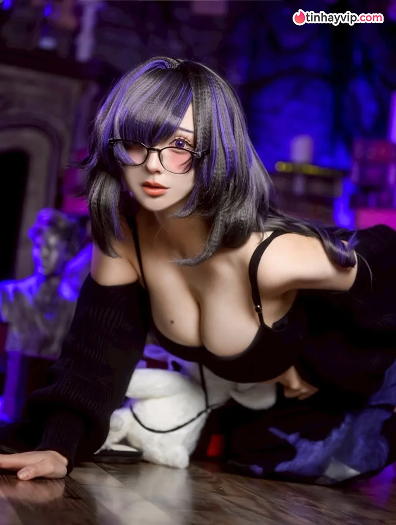 Nữ coser hút mắt trong giao diện gái xinh anime đeo kính
