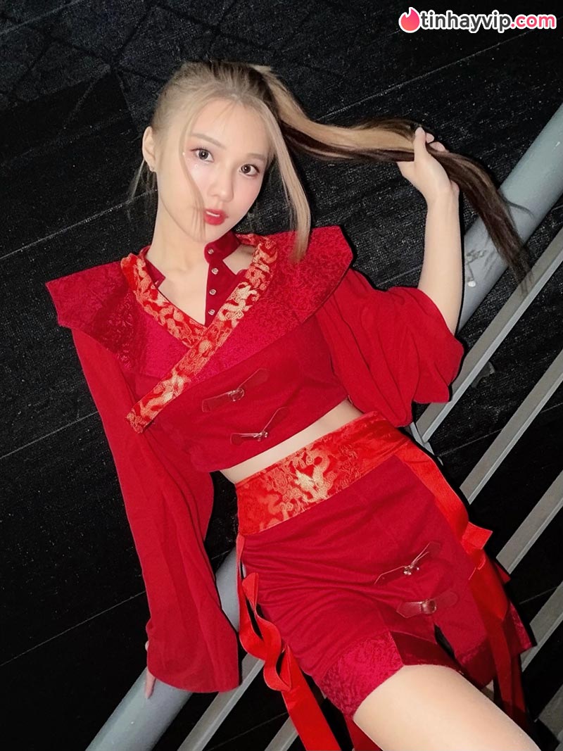 Nữ thần cheerleader Linda tung clip mát mẻ trong bồn tắm làm bùng nổ MXH