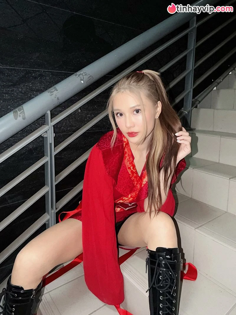 Nữ thần cheerleader Linda tung clip mát mẻ trong bồn tắm làm bùng nổ MXH