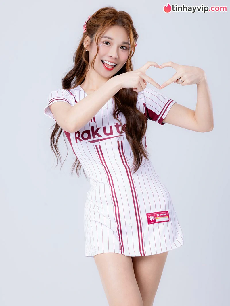 Nữ thần cheerleader Linda tung clip mát mẻ trong bồn tắm làm bùng nổ MXH