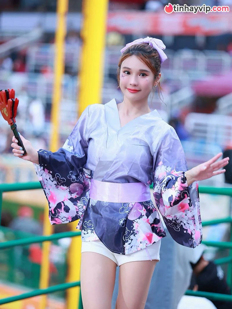 Nữ thần cheerleader Linda tung clip mát mẻ trong bồn tắm làm bùng nổ MXH