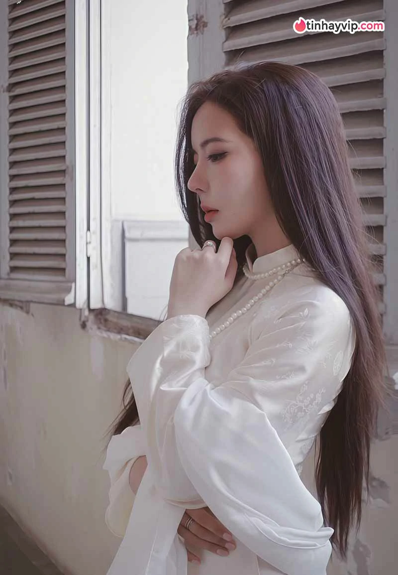 Ohsusu gây chú ý với phong cách công sở tại ga tàu điện