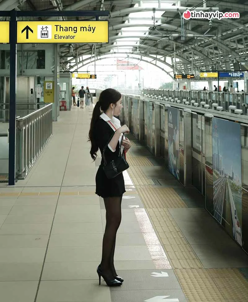 Ohsusu gây chú ý với phong cách công sở tại ga tàu điện