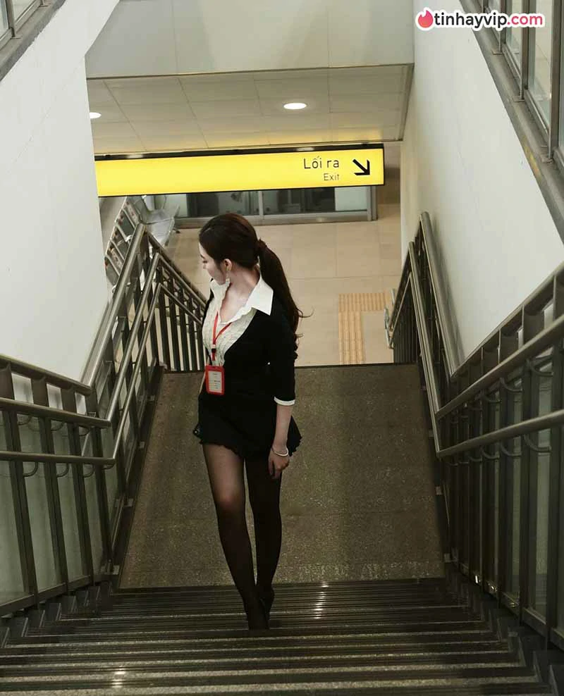 Ohsusu gây chú ý với phong cách công sở tại ga tàu điện