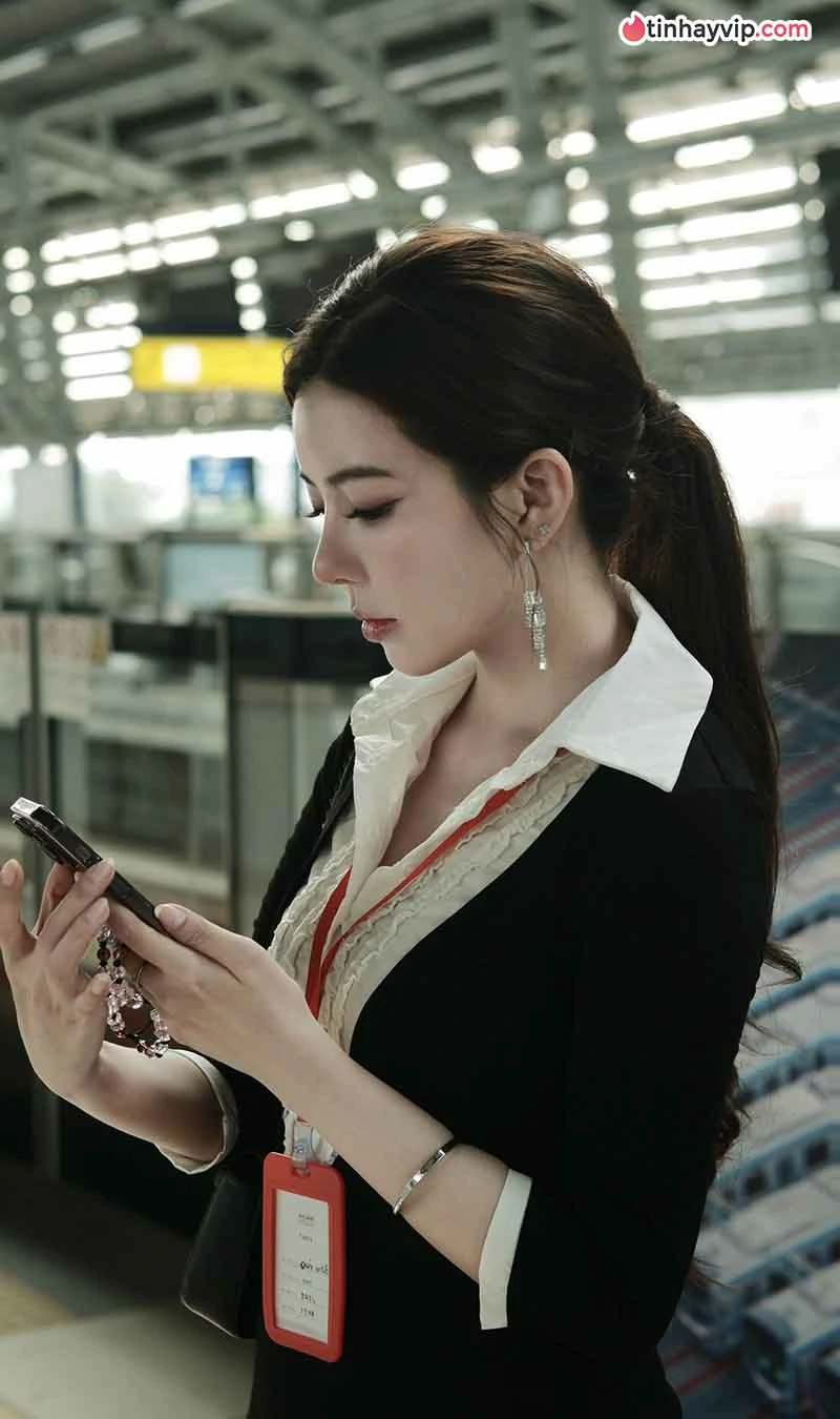 Ohsusu gây chú ý với phong cách công sở tại ga tàu điện