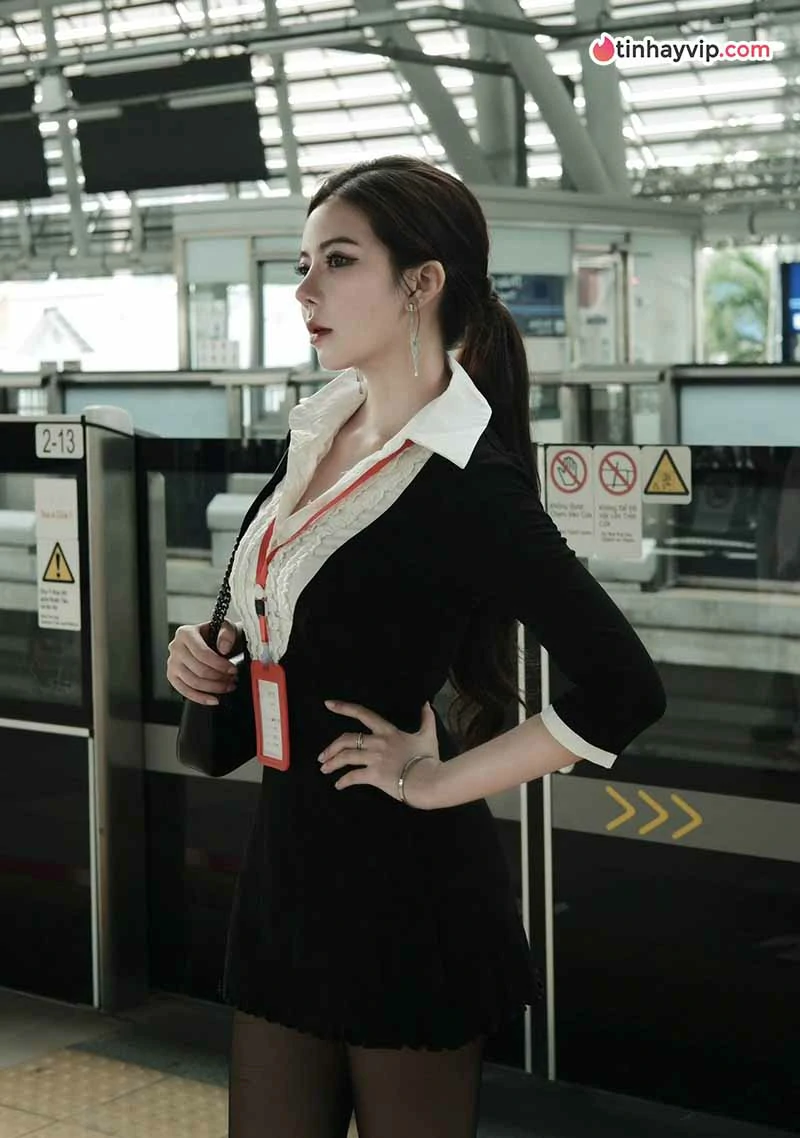 Ohsusu gây chú ý với phong cách công sở tại ga tàu điện