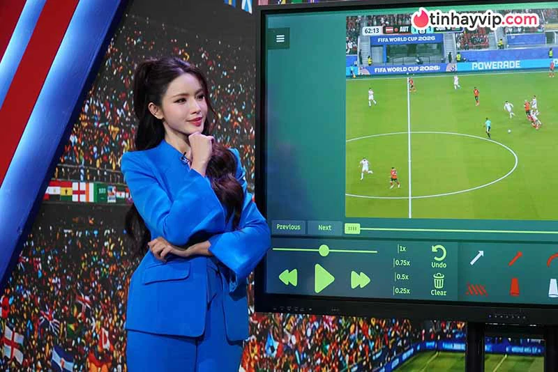 Phạm Ngọc Quỳnh thả dáng quyến rũ, khoe thần thái cuốn hút