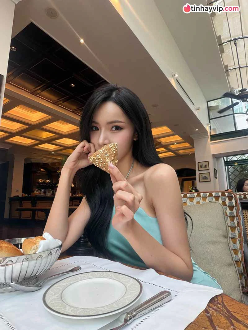 Phạm Ngọc Quỳnh thả dáng quyến rũ, khoe thần thái cuốn hút