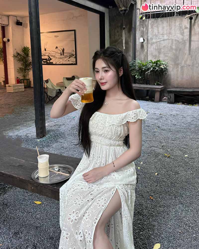 Quỳnh Alee gây sốt với thần thái rạng rỡ và gu thời trang biển nóng bỏng
