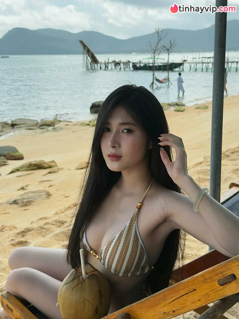 Quỳnh Alee gây sốt với thần thái rạng rỡ và gu thời trang biển nóng bỏng