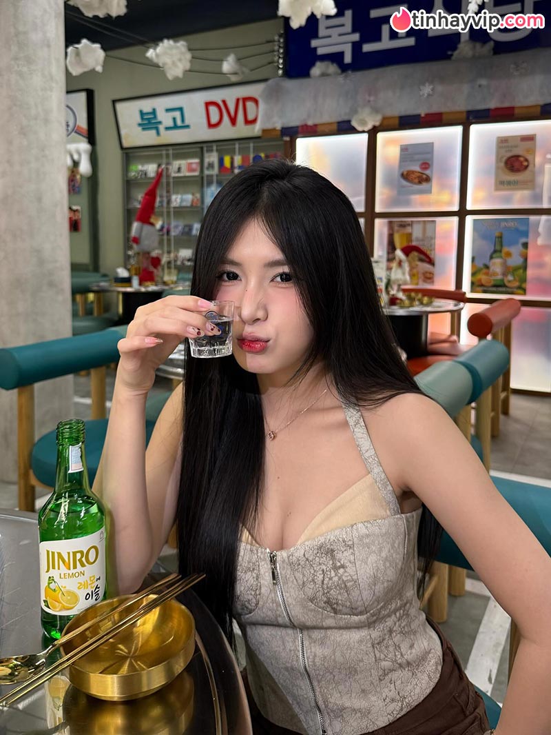 Quỳnh Alee gây sốt với thần thái rạng rỡ và gu thời trang biển nóng bỏng