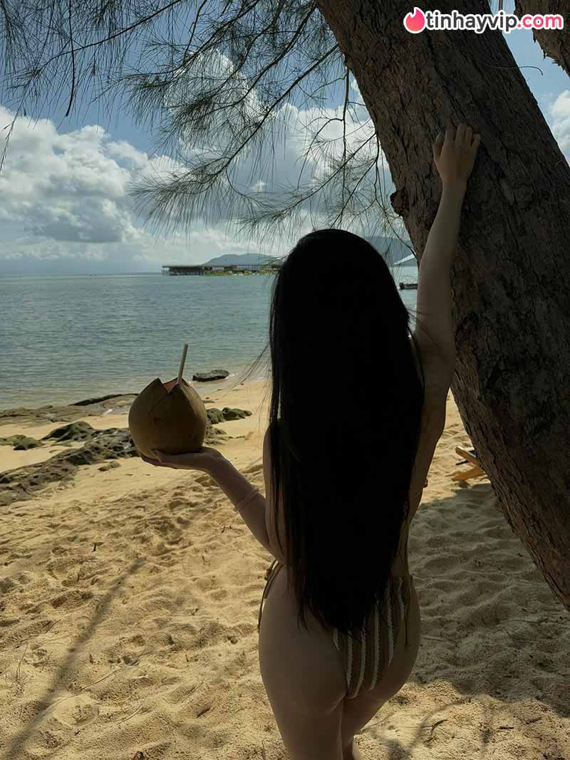 Quỳnh Alee gây sốt với thần thái rạng rỡ và gu thời trang biển nóng bỏng