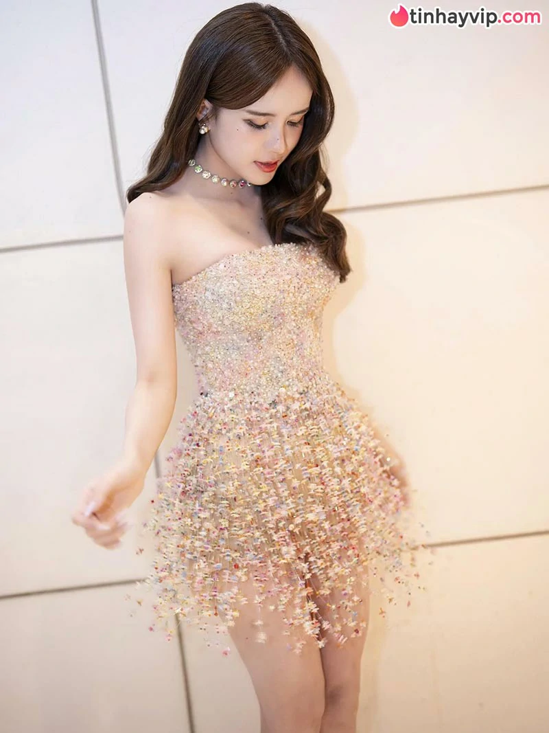 Thiều Bảo Trâm khoe sắc vóc nuột nà quyến rũ cùng gu thời trang bùng nổ trên sân khấu