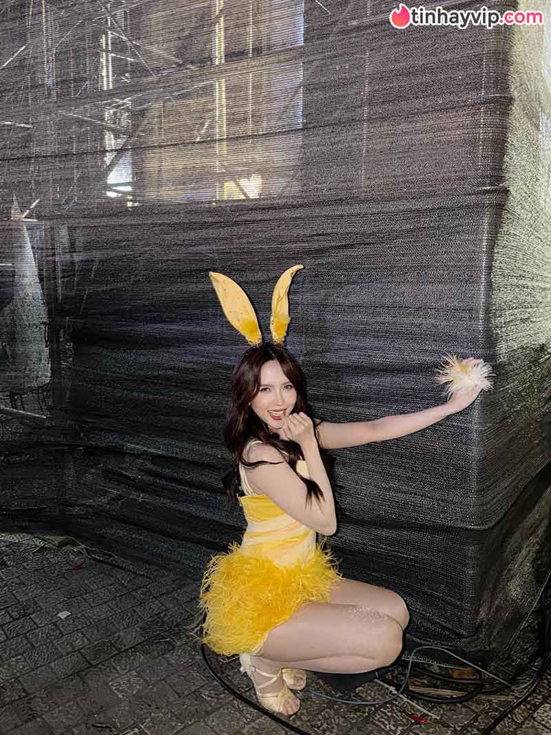 Thiều Bảo Trâm khoe sắc vóc nuột nà quyến rũ cùng gu thời trang bùng nổ trên sân khấu