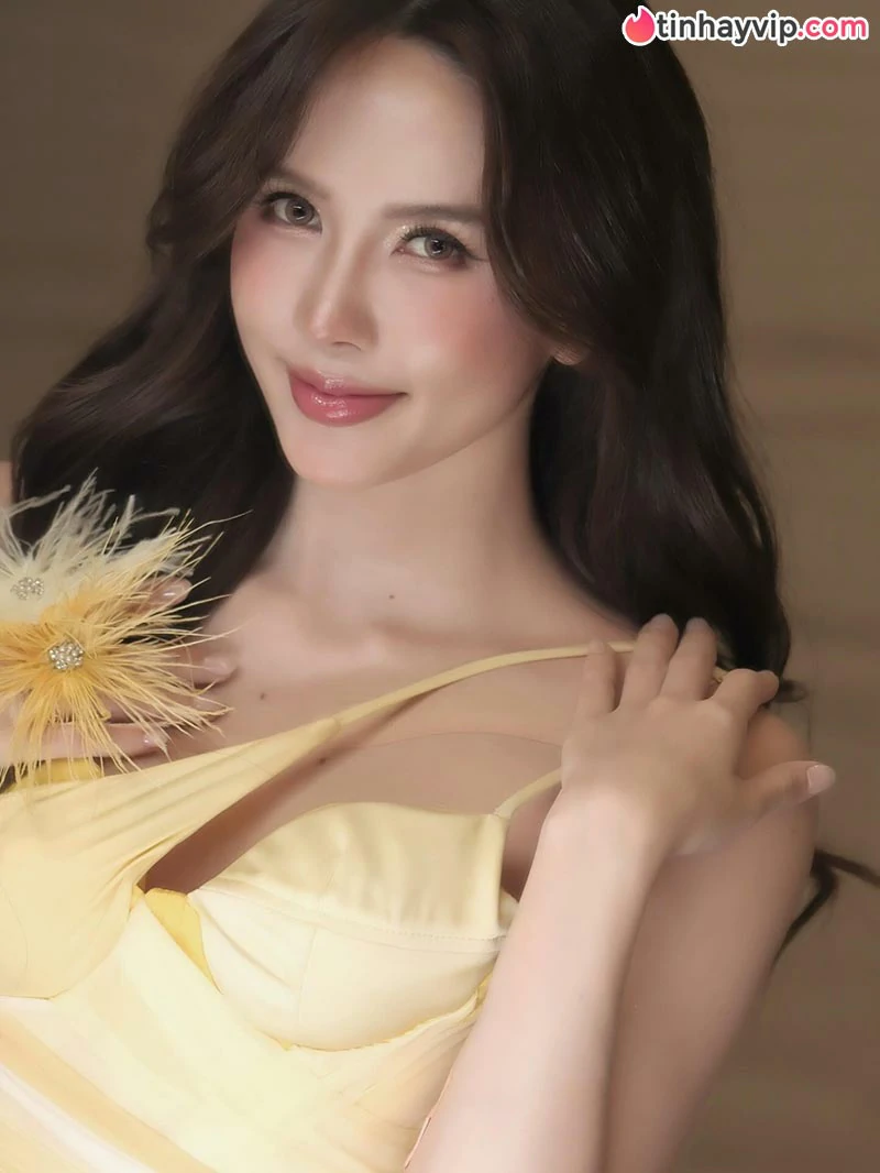 Thiều Bảo Trâm khoe sắc vóc nuột nà quyến rũ cùng gu thời trang bùng nổ trên sân khấu