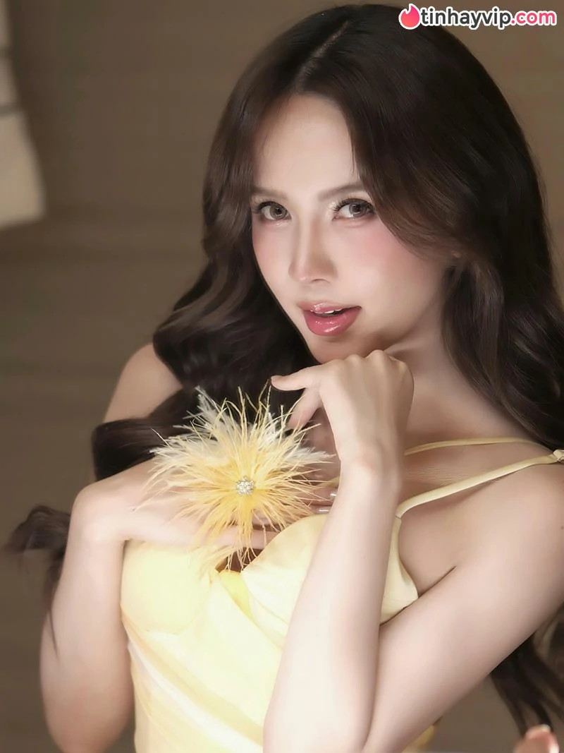 Thiều Bảo Trâm khoe sắc vóc nuột nà quyến rũ cùng gu thời trang bùng nổ trên sân khấu
