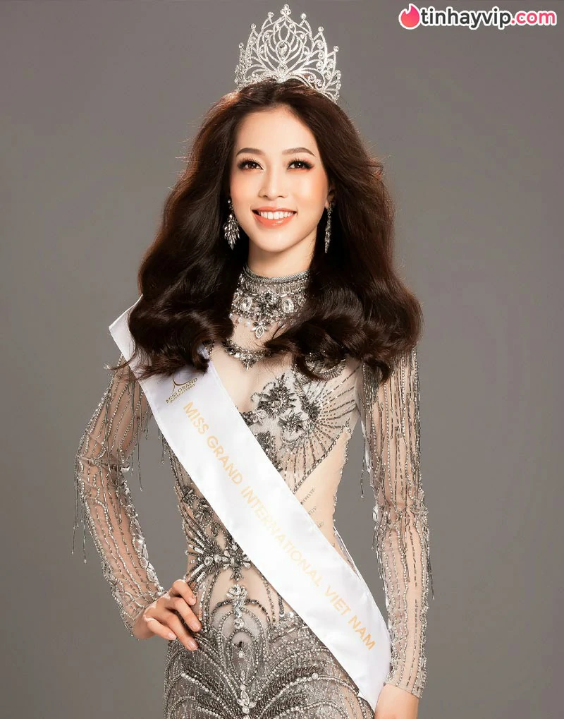Bùi Phương Nga là ai? Tiểu sử và hành trình khẳng định thương hiệu nàng hậu tài sắc vẹn toàn