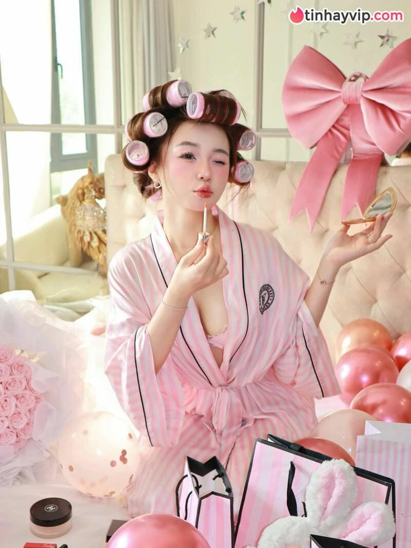 TikToker triệu follow đốt mắt người hâm mộ với loạt ảnh nội y quyến rũ