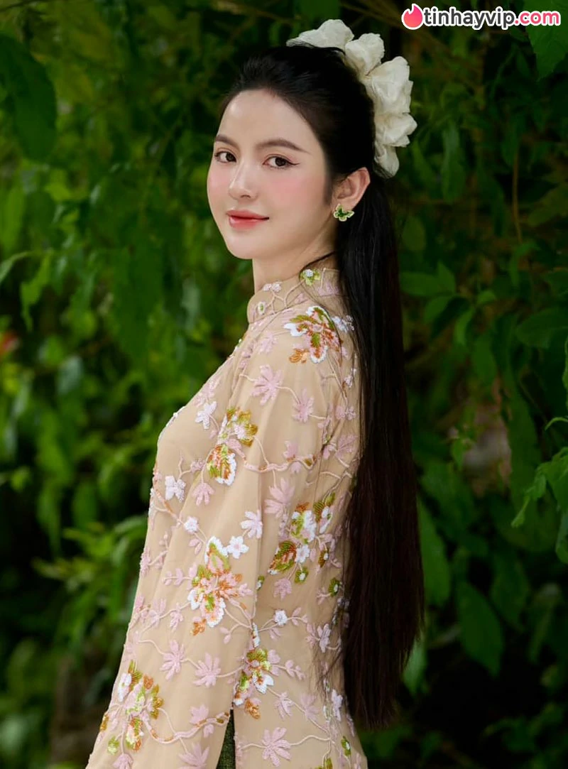 Top 10 bóng hồng làng WAGs Việt quyến rũ nhất năm 2026
