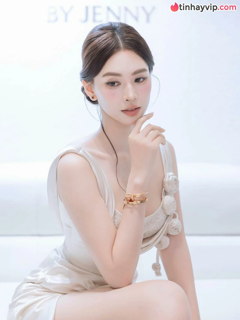 Hoa hậu Trần Tiểu Vy khoe trọn sắc vóc chuẩn tỷ lệ vàng trong loạt ảnh bikini rực rỡ