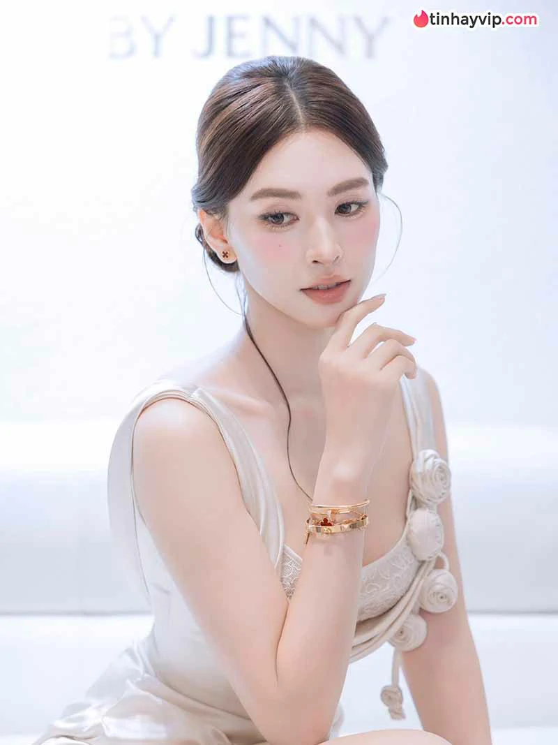 Trần Tiểu Vy diện đồ cạp trễ khoe dáng nuột tại Hội An