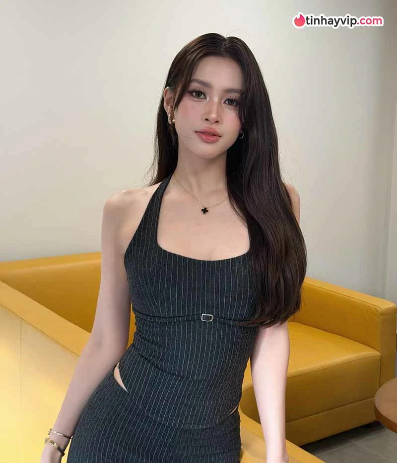 Trần Tiểu Vy diện đồ cạp trễ khoe dáng nuột tại Hội An