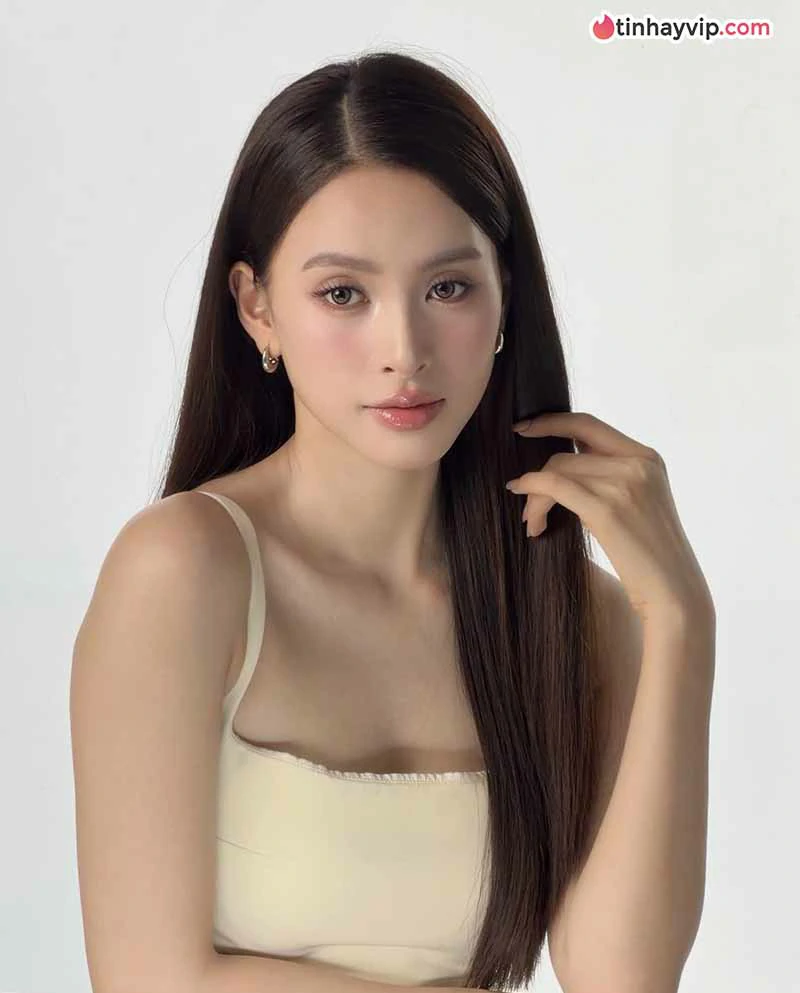 Trần Tiểu Vy diện đồ cạp trễ khoe dáng nuột tại Hội An